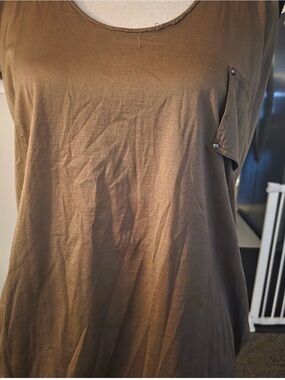 Relaxed Scoop Neck Short Sleeve Pocket Top in Olive